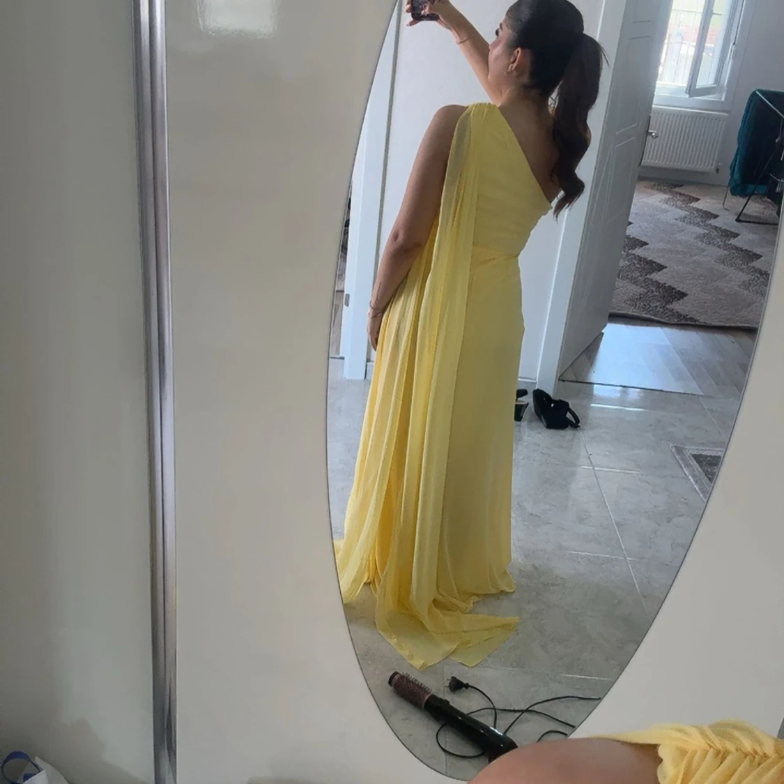 Gul långklänning med oneshoulder - 2