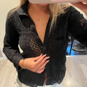 Broderad blus  - Svart broderad blus🩷