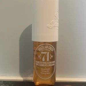 Sol de Janeiro Cheirosa 71 Parfymmist - Söt och krämig body mist med doft av karamelliserad vanilj, rostad macadamianöt, vit choklad, tonkaböna och kokosblomma. Flaskan är genomskinlig bärnstensfärgad med vit kork. Har bara använts ett par fåtal gånger och har ca 90% kvar. Köptes för 299.