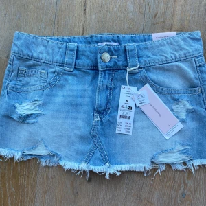14+ low denmin skirt Gina Tricot - Säljer den eftertraktade 14+ low denmin jesnskjolen från Ginatricot. Oanvänd med prislappar kvar. Typ slutsåld på hemsidan