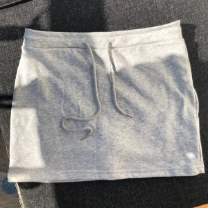 Grå kortkjol - Superenkel och badic grå kortkjol med. Kjolen är ganska kort men har vita innershorts för extra komfort. Tunnare ”mjukis”material.