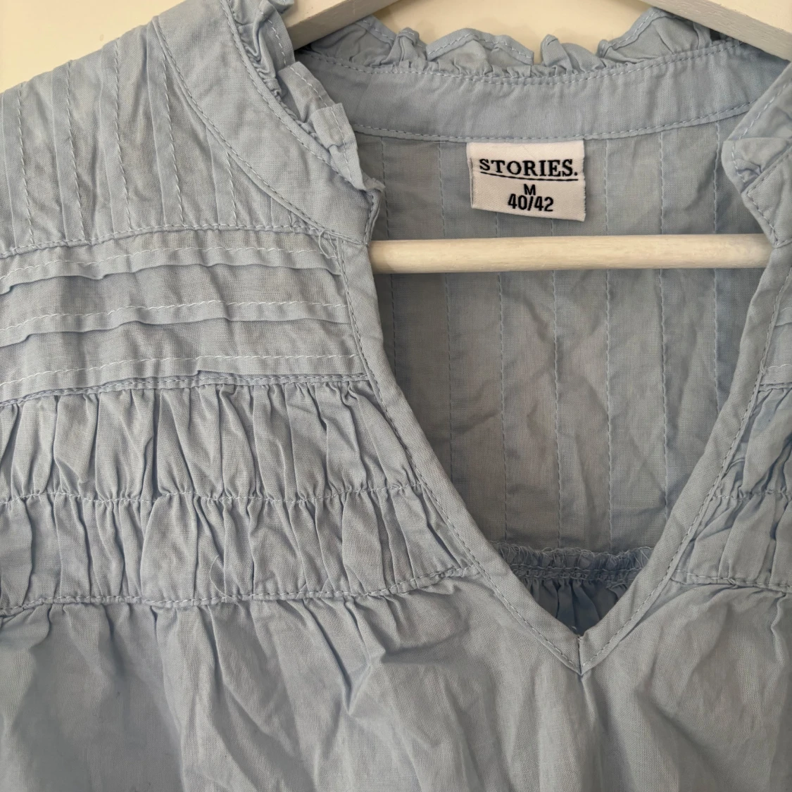 Ljusblå blus med volang  - 1