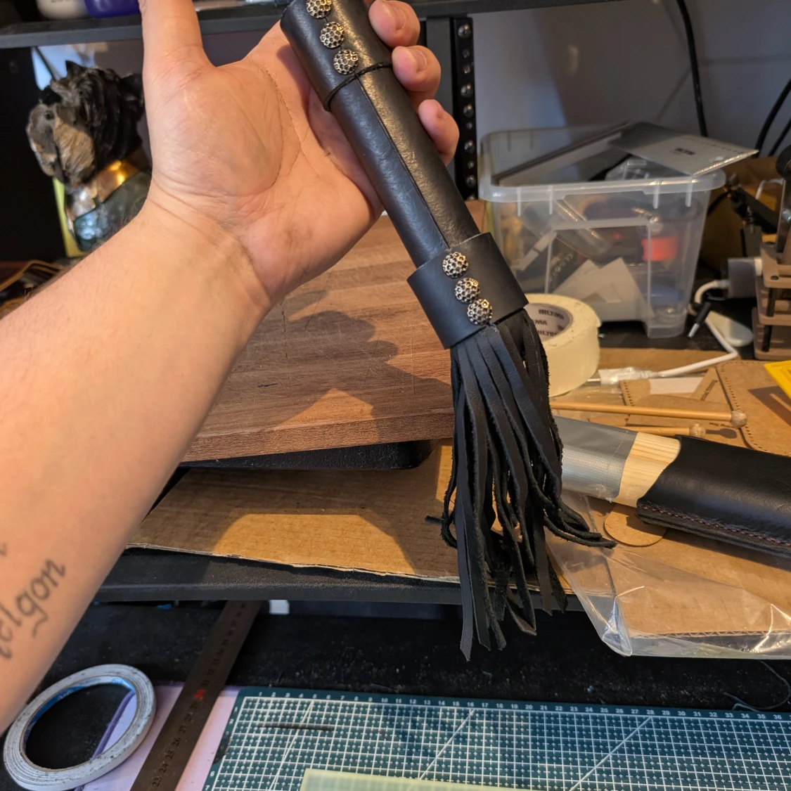 Svart läderpiska med nitar och fransar - 2