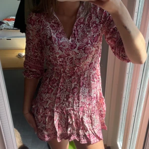 Blommig kortklänning i rosa och vit - Sommarklänning från Zara 