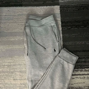 Polo Ralph Lauren Sweatpants - Ralph lauren mjukisbyxor i storlek M, köpta på NK för 2000. Använt ett fåtal gånger.
