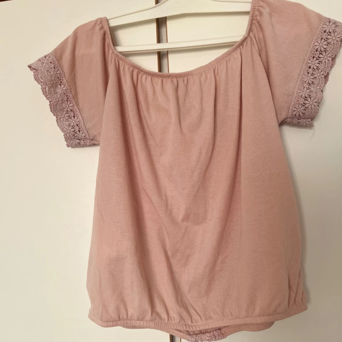 Rosa blus med spets från Amisu - 3