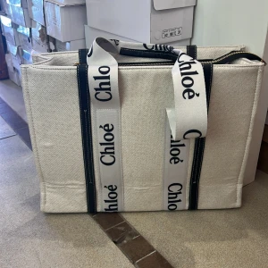 Beige axelväska med pärldetaljer - Snygg väska 