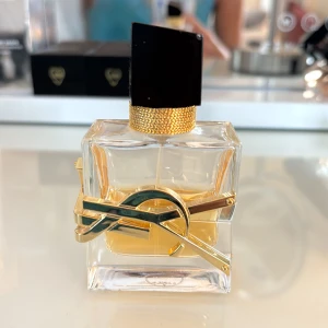 Ysl parfym libre  - Säljer en yves saint Laurent parfym halva flaskan kvar🩷🩷