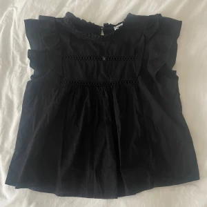 Svart blus från Meet Me There  - Svart blus från Meet Me There, "Dreamy" blouse black. Endast använd ett fåtal gånger och i mycket bra skick! 🫶 I storlek S/M men passar även mig som har XS. Nypris: 346 kr. 💗