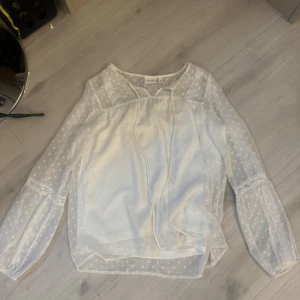 Fin blus från Vila  - Säljer denna super fina blus från vila!! Den har inga defekter , använd en gång. 