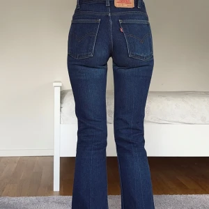Levi's 417 jeans mörkblå - Midja: 70 innerben: 82 ⊹  Säljer ett par klassiska Levi's 417 jeans i mörkblå tvätt. De har snygga detaljer med fem fickor och Levi's ikoniska läderpatch bak. Jeansen är i kraftigt denimtyg och har slitna kanter nertill för en cool look ⊹ jag är 173cm & stl S/36/28 för referens ⊹ läs POLICY (i gillade inlägg) innan köp ⊹ använd gärna ”Köp” ⊹ 