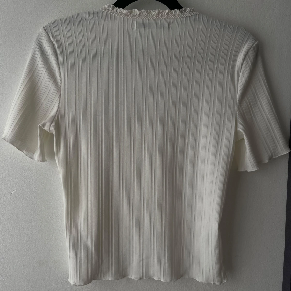 Vit ribbad blus med volang från Mixxo - 1