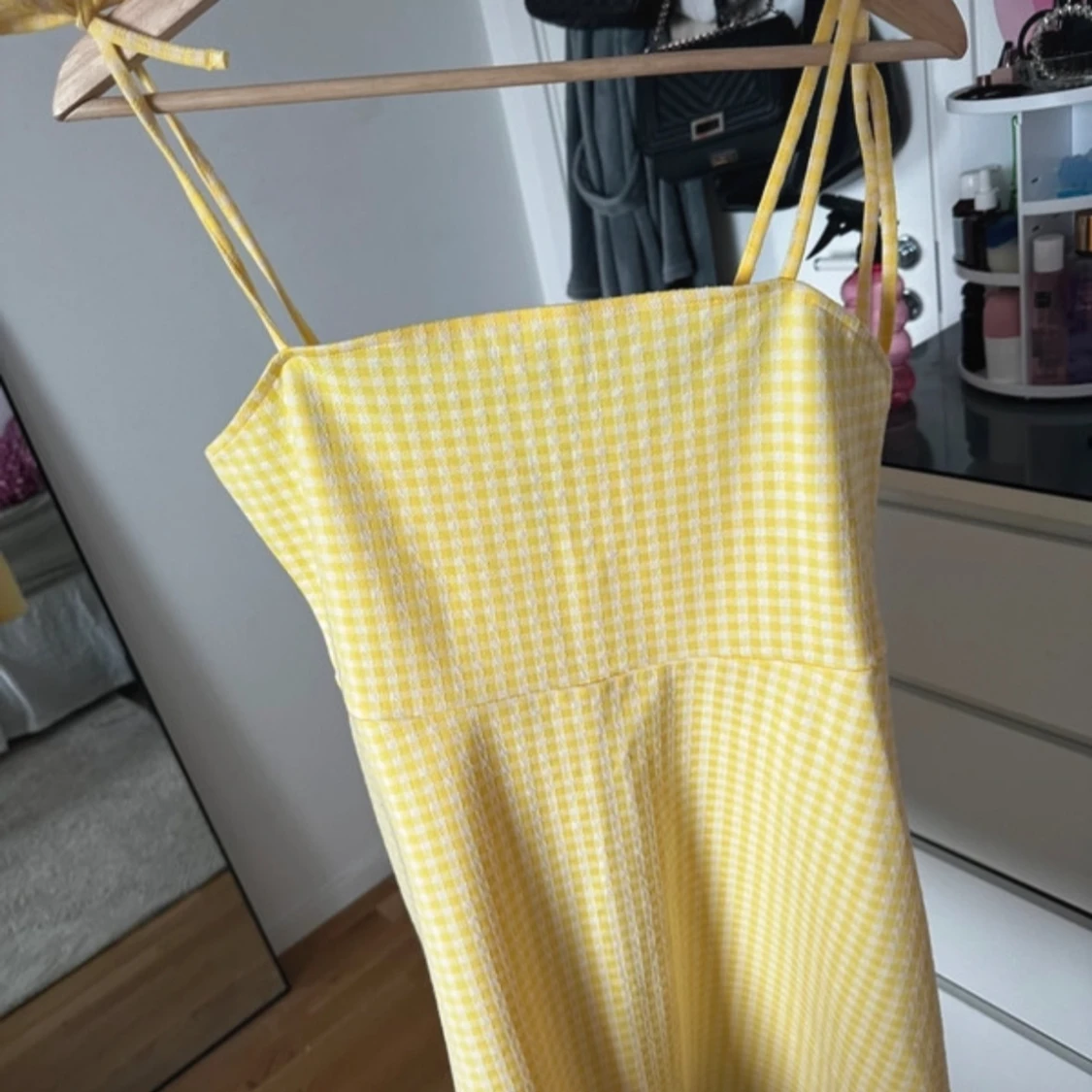 Gul rutig sommarklänning med knytband - 2