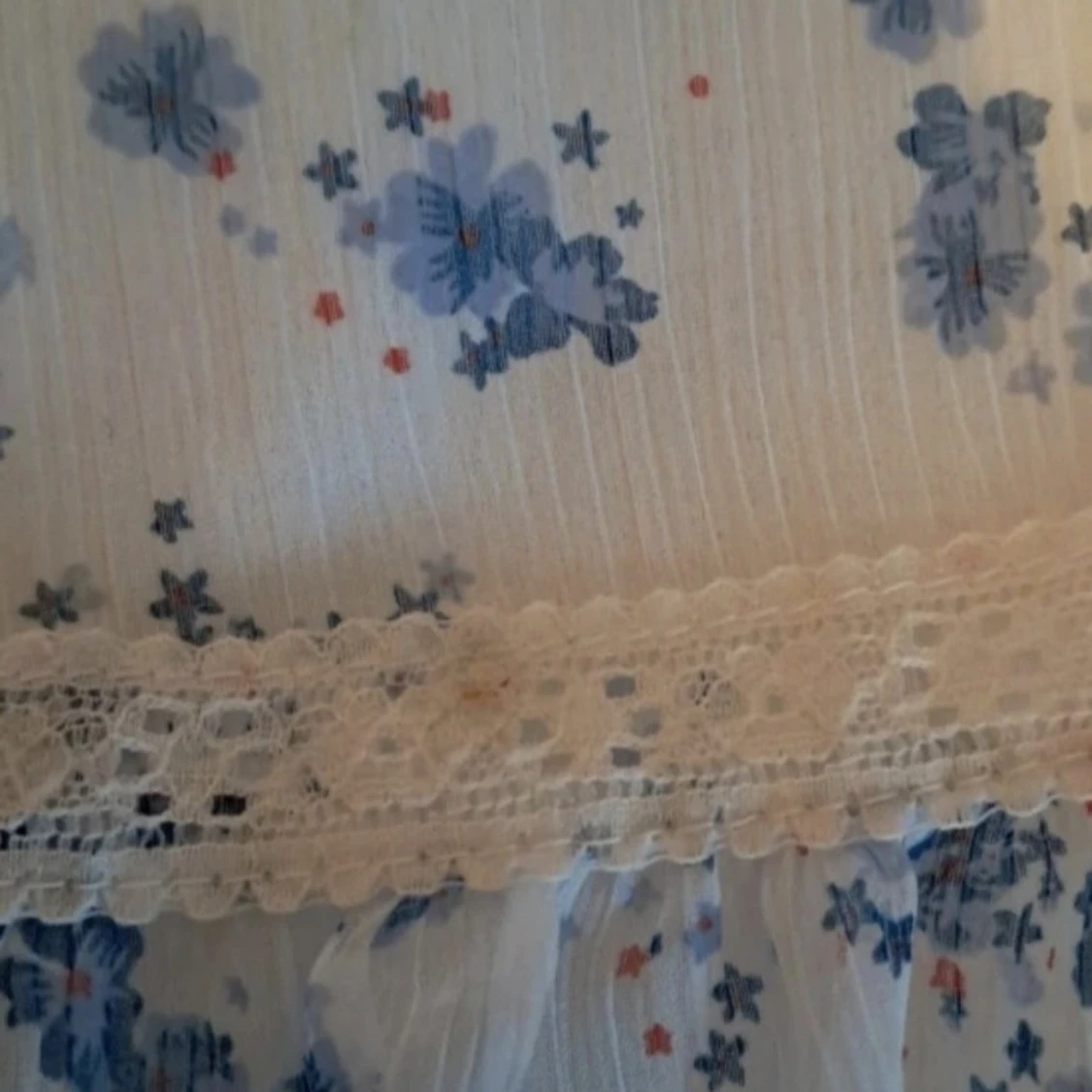 Vit somrig kjol med blå blommor, röda detaljer och spetsdetaljer i storlek M  - 2