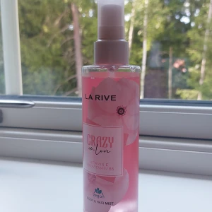 La Rive Crazy in Love Body Mist - Fräsch body & hair mist från La Rive i doften Crazy in Love. Innehåller vitamin E och provitamin B5, samt är vegansk. Perfekt för att fräscha upp både kropp och hår. 200 ml! Aldrig använd.