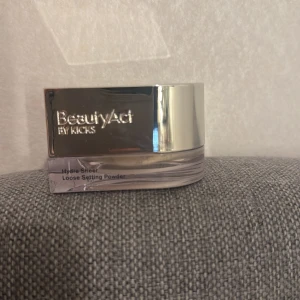 Helt ny BeautyAct puder - Populärt Hydra Sheer Loose Setting Powder i färgen Translucent. Jag köpte den på kicks men säljer eftersom jag använder ett annat puder mer. Nypris var 229kr. Endast testad.