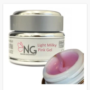 Light Milky Pink Gel från Nagelgiganten - Light Milky Pink Gel från Nagelgiganten är en ljusrosa, mjölkig gel i burk med silvrigt lock. Perfekt för att bygga snygga naglar med en naturlig rosa ton. Gelen har en krämig konsistens som är lätt att applicera och ger ett fräscht resultat.