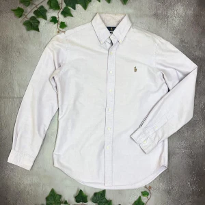 Ralph Lauren skjorta - 🎨 Färg: Rosa 📏 Storlek: Medium (M) ♻️ Skick: 8/10, fläckar vid kragen 🧵 Material: Bomull