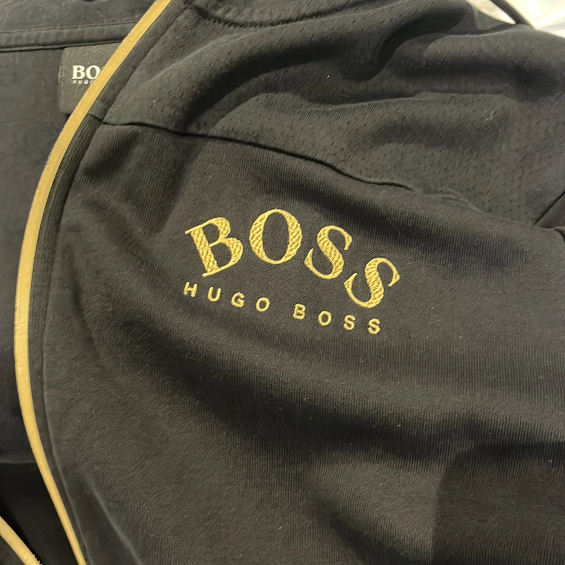 Svart hoodie från Hugo Boss med dragkedja - 2