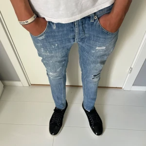Dondup jeans george  - Tja! Säljer nu dessa feta dondups jeansen! Jeansen är i fint skick med orginal slitningar och en fin tvätt på jeansen! Nypris på jeansen är cirka 4000kr, Vid bilder eller frågor skriv privat!