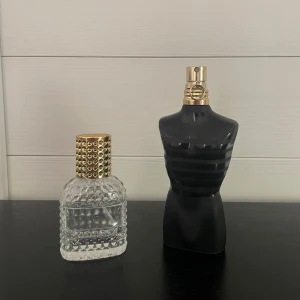 Jean Paul Gaultier le male le parfum Decant  - Upptäck den ikoniska doften Le Male Le Parfum från Jean Paul Gaultier i ett praktiskt 30ml decant – perfekt för att testa innan du köper en hel flaska, eller som en lyxig doft att ta med på resan. Eller utekvällar. Doftnoter: 🌿 Kardemumma 💜 Lavendel, iris 🔥 Vanilj, träiga noter En varm, maskulin och sensuell doft som passar perfekt till kvällstid och kallare månader. -Du får 30 ml i en steril, refillbar glassprayflska. Parfymen förvaras svalt för att behålla kvalitet.