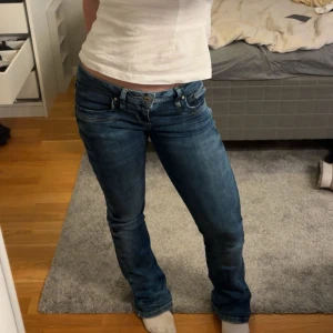 Blå ”Valerie” jeans från LTB - Snygga blå lågmidjade utsvängda jeans från LTB i modellen Valerie! De är i mycket bra skick🥰