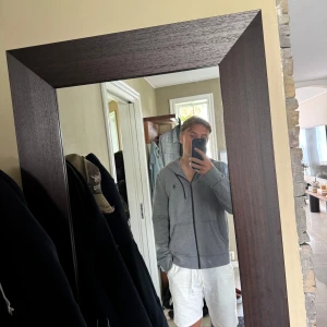 Grå hoodie från Ralph Lauren - Säljer en grå hoodie från Ralph Lauren med dragkedja, så gott som ny! Riktigt bra kvalité och väldigt skön kvalité. Passar till allt. Pris gör att diskuteras 