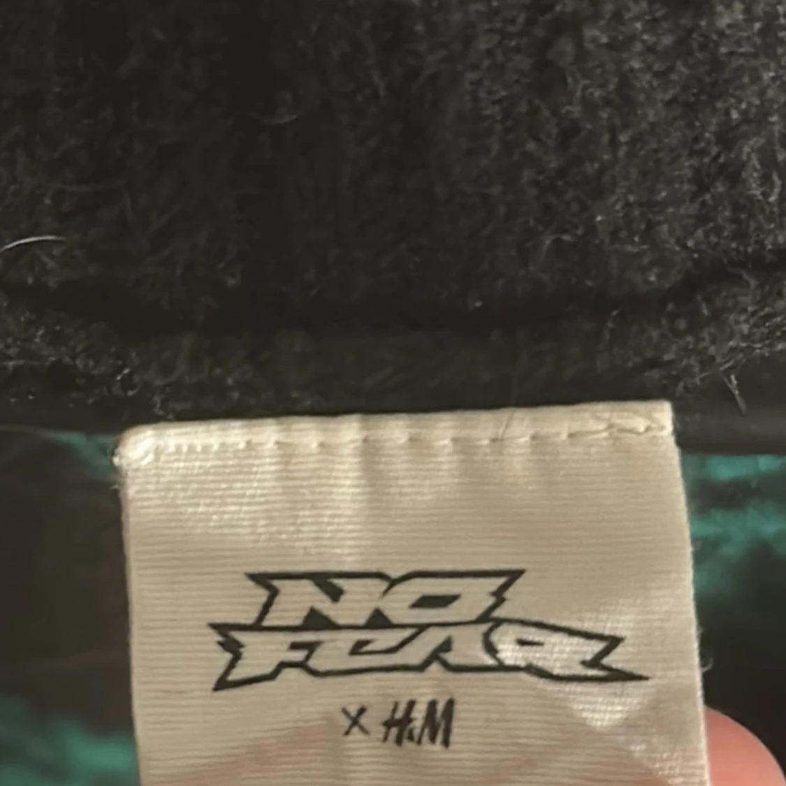 Svart stickad väst med coolt tryck  - 2