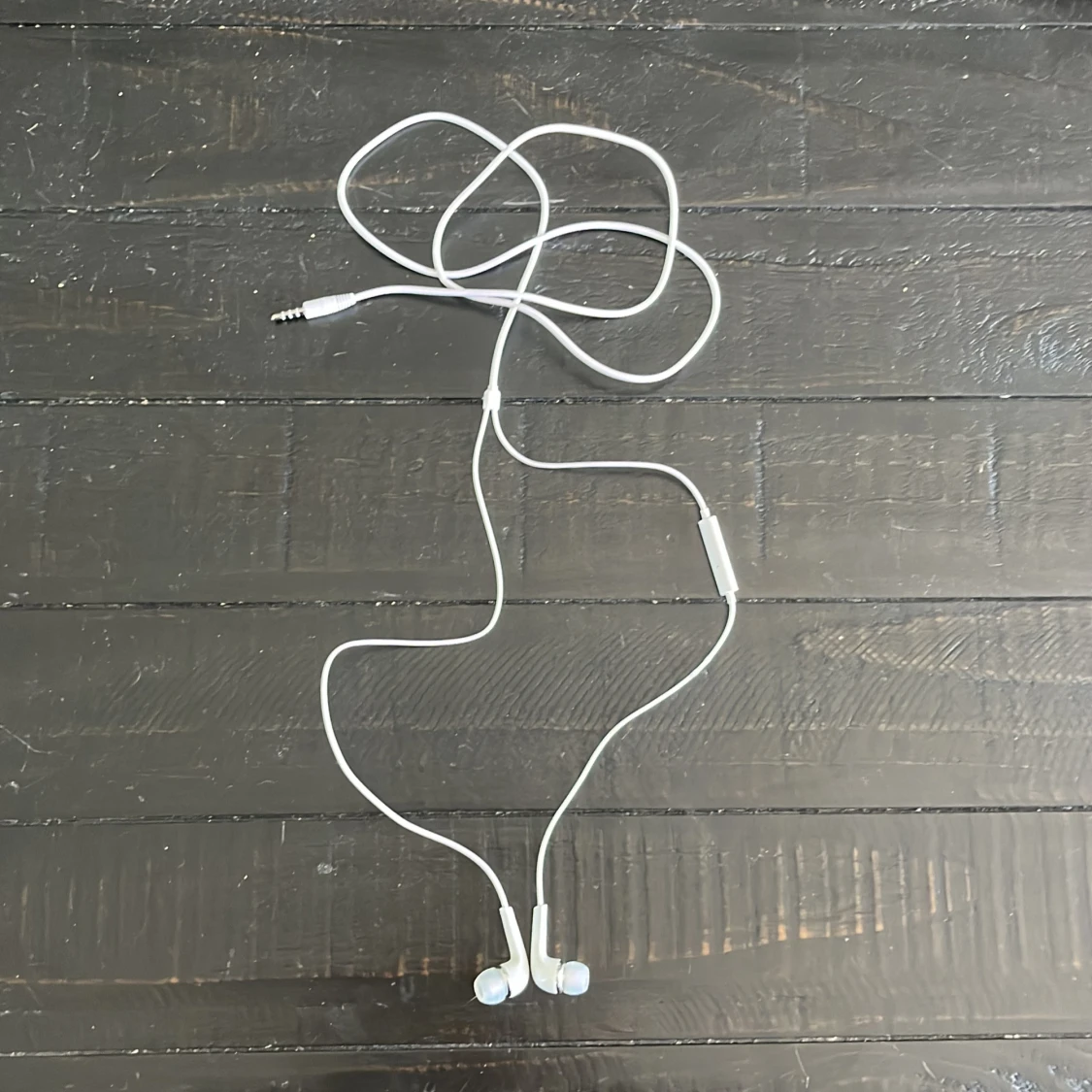 Vita in-ear hörlurar med sladd 