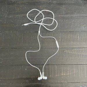 Vita in-ear hörlurar med sladd  - ✔️ Fungerar perfekt ✔️ Bekväma att ha i öronen ✔️ Passar alla enheter med AUX-uttag (mobil, dator, surfplatta m.m.) ✔️ Ljudet är klart och starkt  ✅ Inga skador eller glapp – bara använda några gånger 📦 Skickas snabbt