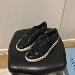 Lanvin skor - Lanvin skor. Färg navy blå. Storlek Uk 5 passar 40-41. Skick 8-9/10, inga defekter. Medföljer box.
