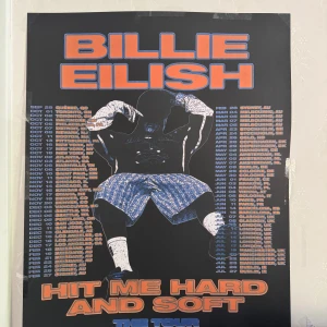 Hit Me Hard and Soft: The Tour - Cool affisch med Billie Eilish och turnédatum från hennes 'Hit Me Hard and Soft' tour. Perfekt för fans som vill ha en unik och färgstark dekoration till rummet eller samlingen. Modern design som passar ungdomar och unga vuxna. Köpt på hennes konsert i Stockholm. Nypris: 300kr 