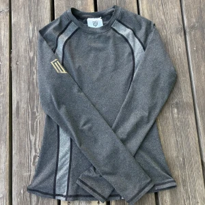 Maya Delorez ridtröja  - Säljer en jättefin ridtröja från Maya Delorez. 🩷Storlek 3xs men skulle säga att den passar som 146/152. Nypris: 499, mitt pris: 180 men pris går att diskutera!