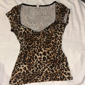Topp - Snygg leopard T-shirt från Nelly som inte kommer till användning!🥰🐆🖤🤎