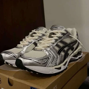 ASICS Gel-Kayano 14 cream black - Asics gel kayano cream black, ett par jätte sköna och fräscha skor dem passar till allt och är väldigt bekväma. Skorna är helt nya och storlek 45 fast passar 44. Dem kostar 2200 helt nya fast jag säljer för bara 1799. Vid snabb köp går priset att diskuteras 