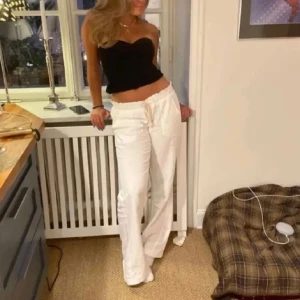 Vita linnebyxor från Roxy - Säljer ett par vita linnebyxor från Roxy. Super snygga och bekväma som passar till mycket. Säljer pga att dom inte kommer till användning💕😊