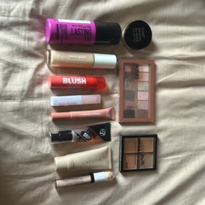 Stort sminkpaket med bas och ögon - Säljer ett komplett sminkkit med foundation, concealer, primer, bronzer, rouge, highlighter, setting spray, mineralpuder, ögonskuggspalett i nude/rosa/bruna toner, samt en läpprodukt i nude/ rosa. Perfekt för dig som vill ha allt för en snygg bas och fina ögon. Ingår borste!