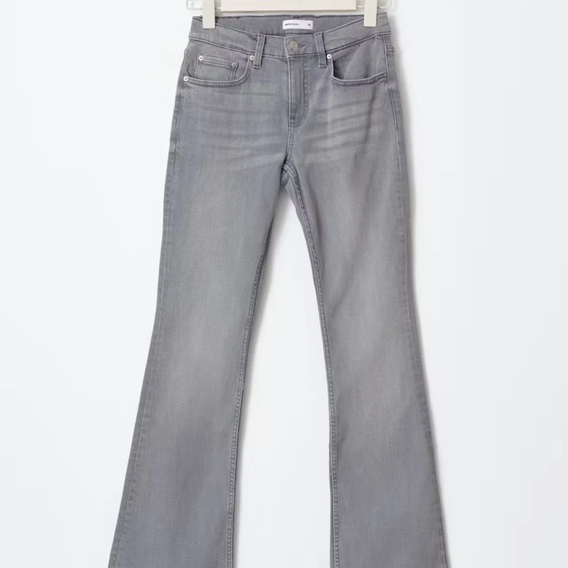 Grå bootcut jeans med hög midja - 1