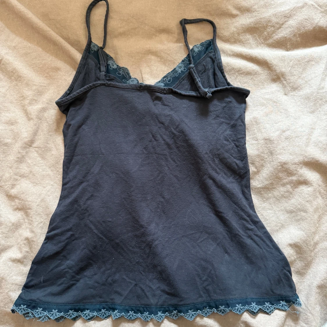 Svart linnetopp med spetsdetaljer - 3