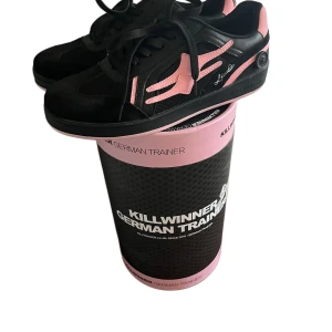 Snygga Killwinner skor, svart rosa - DEN ANDRA ANNONSEN ÄR MIN FLICKVÄNS ANNONS FÖR SAMMA SKOR. VÄNLIGEN PRUTA NER PRISET. Feta dojor som endast har blivit testade inomhus en gång. Tyvärr lite för stora. Kommer i original skolåda. 
