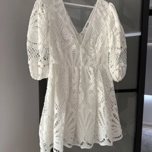 Vit klänning - Säljer min studentklänning då den inte kommer till användning längre! Perfekt till sommaren, studenten eller annat firande! Finns inte kvar på Showpo's hemsida längre 🩷 Nypris är 1000kr!!