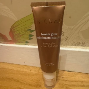 Hickap Bronze Glow Primer - Bronze glow priming moisturizer från Hickap i en snygg bronsfärgad tub. Ger huden en fräsch glow och fungerar både som primer och återfuktare. 100% vegansk och passar alla hudtyper. Perfekt för dig som vill ha en naturlig lyster och jämnare bas.