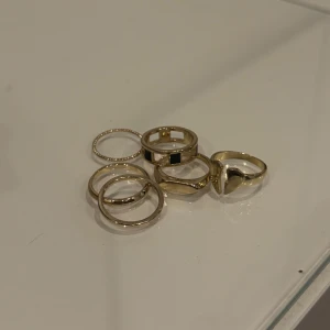 Smycken ringar  - Säljer dessa 6 olika fina,guldiga ringar. De är inte rostfria!! ✨✨