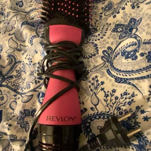 Revlon rosa varmluftsborste - Säljer en rosa varmluftsborste från Revlon med svarta borst och rosa detaljer. Perfekt för att styla och torka håret samtidigt. Ergonomiskt handtag och lång sladd med EU-kontakt. Ger volym och glans till håret på nolltid. Superbra, knappt använd. Fick i julklapp för 1 år sedan. Ny pris 499kr, pris kan diskuteras 