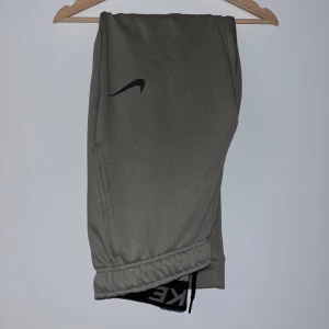 Nike - sweatpant - Nike - byxa strl M Aldrig använd, cond 10/10 Nypris 899:- Mitt pris 150:-  