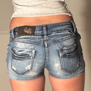 Low jeansshorts med revor  - Midjemått: 34cm. Kolla in min profil och följ för fler plagg🙌
