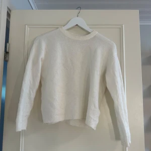 Stickad vit tröja från 157 - Jätte fin stickad tröja från lager 157, säljer pågrund av att den har blivit för liten
