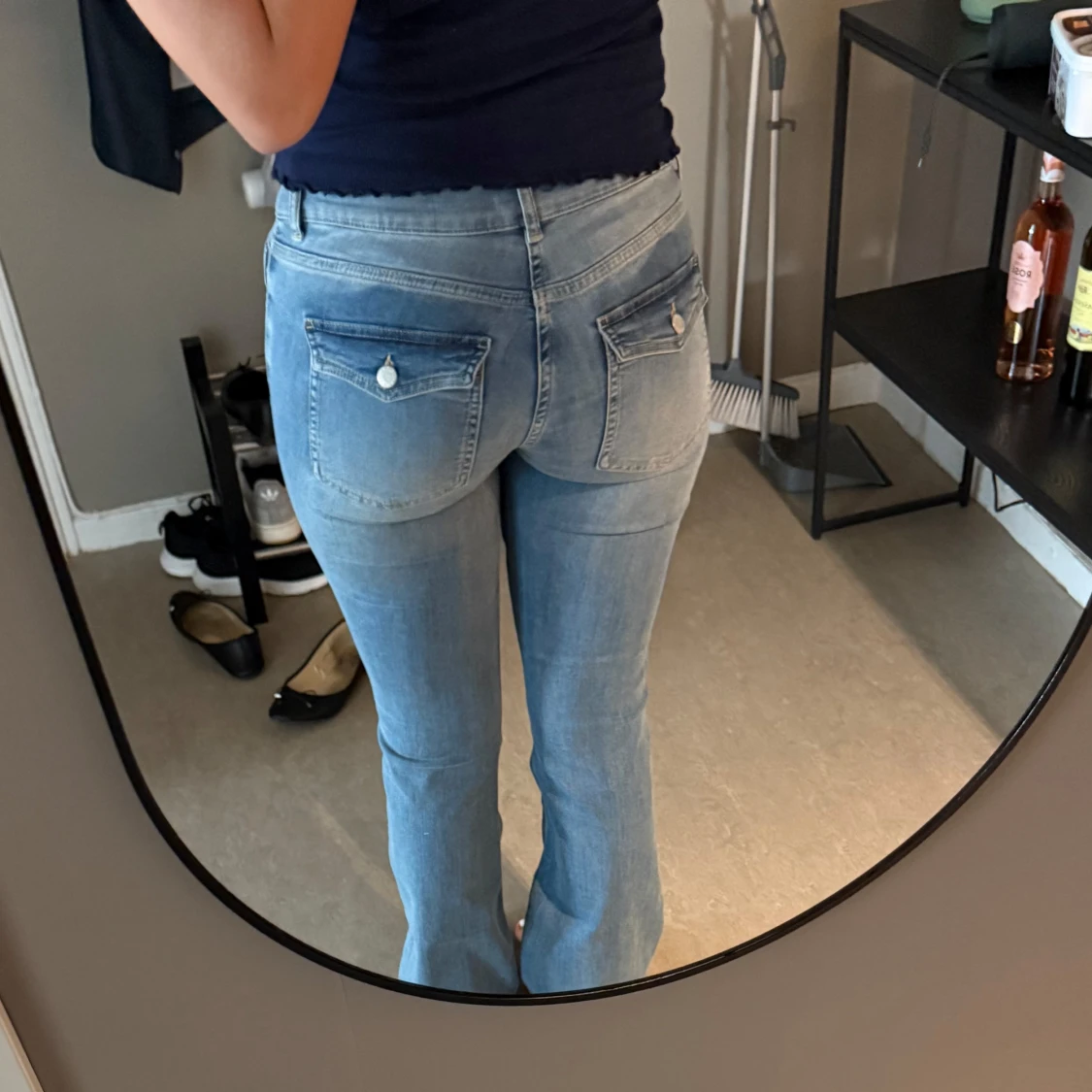 Ljusblå bootcut jeans med slitningar - 1