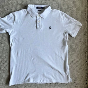 Ralph Lauren pike - Jag säljer min helt nya Ralph Lauren piké. Den är endast testad och saknar tyvärr prislapp då någon var för snabb att ta av den… Storlek L och sitter slim fit så passar även M.  - Pris kan diskuteras