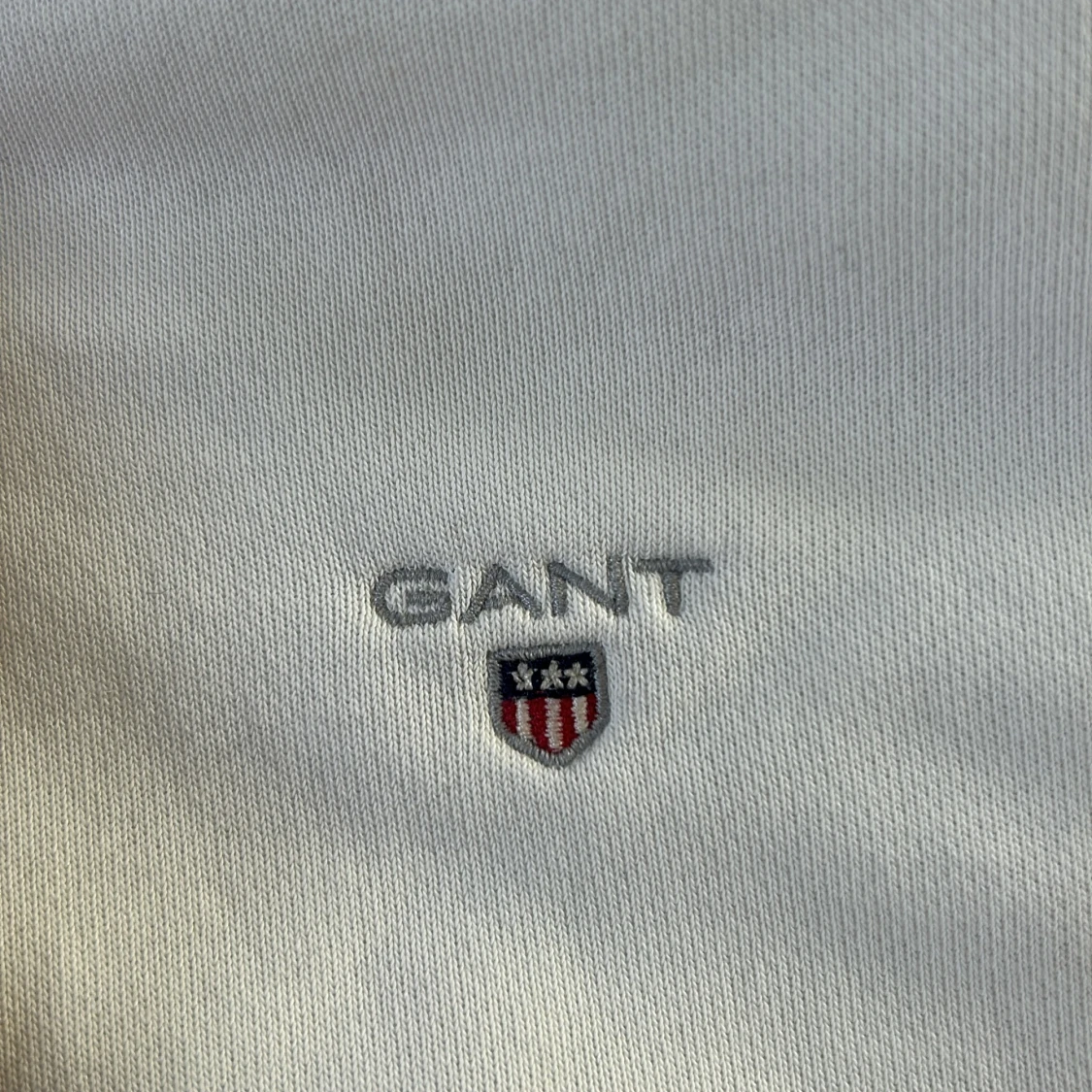 Vit hoodie från GANT med broderad logo - 1
